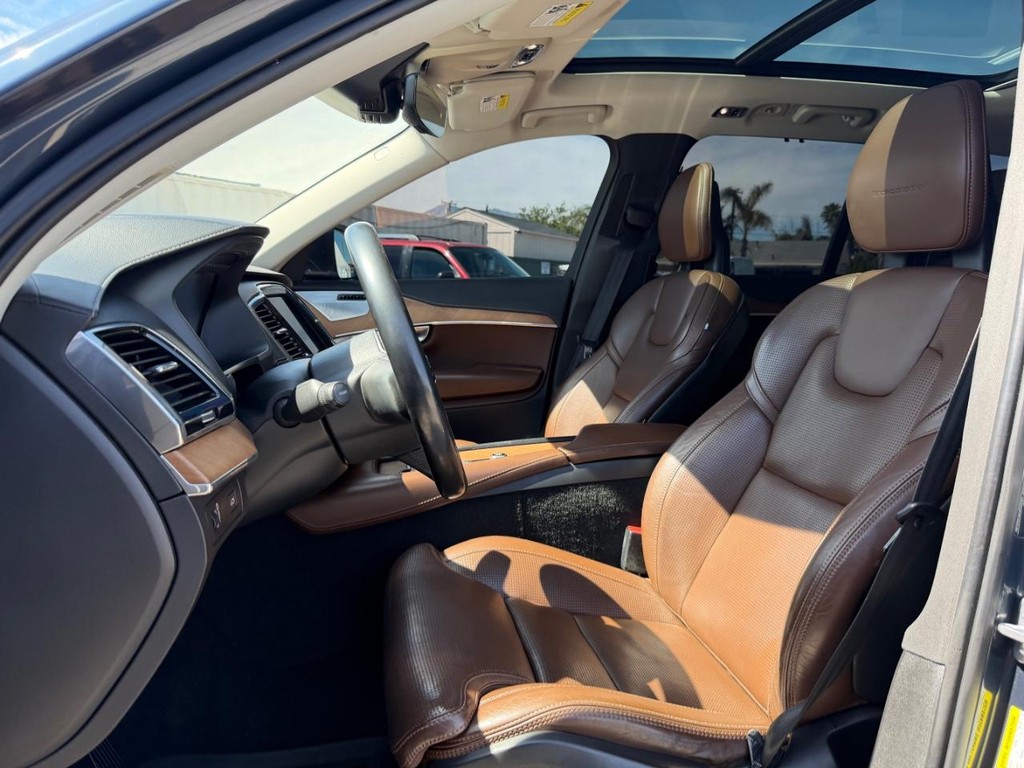 Volvo XC90 Vehicle Full-screen Gallery Image 19