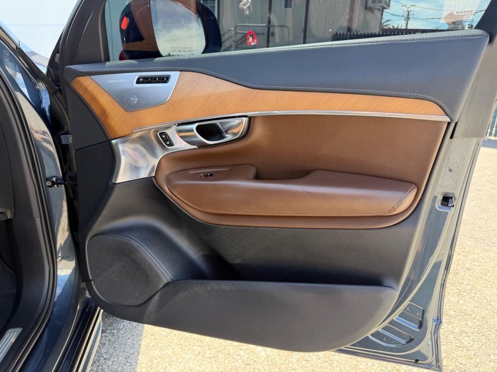 Volvo XC90 Vehicle Full-screen Gallery Image 20