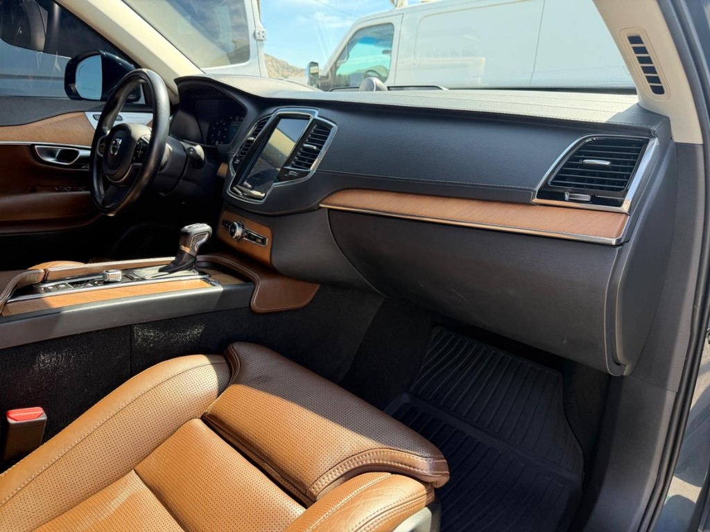 Volvo XC90 Vehicle Full-screen Gallery Image 21