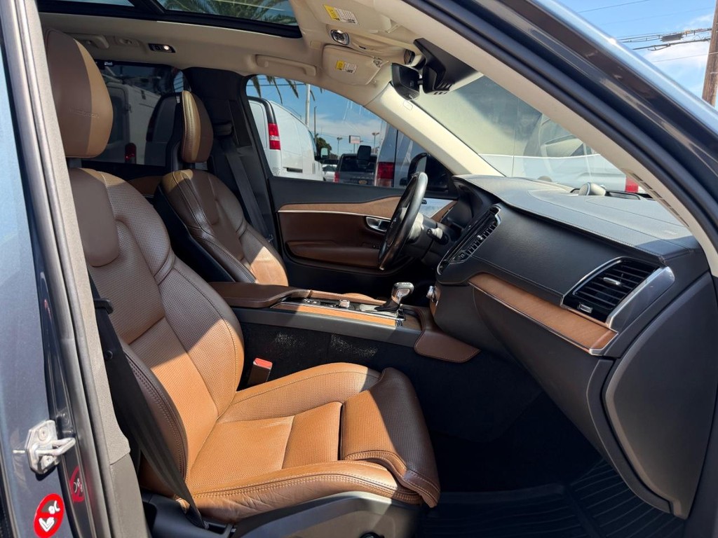 Volvo XC90 Vehicle Full-screen Gallery Image 22