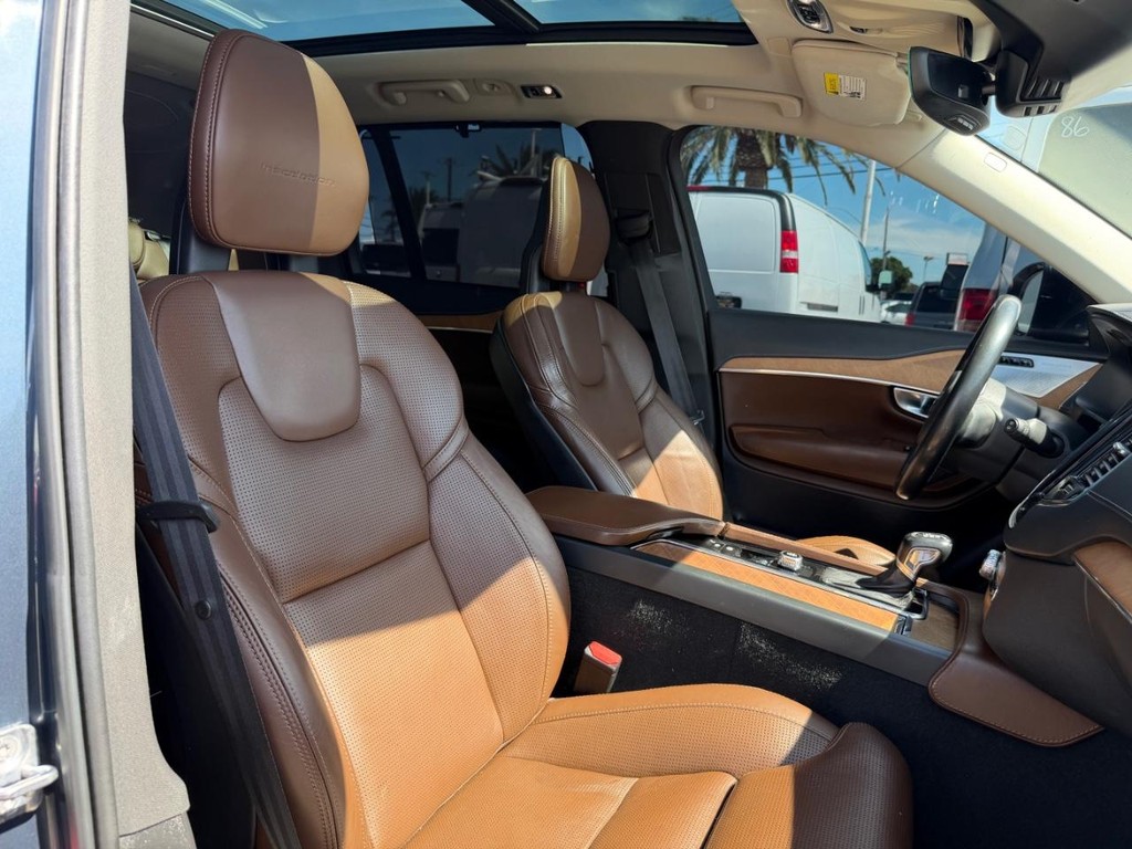 Volvo XC90 Vehicle Full-screen Gallery Image 23