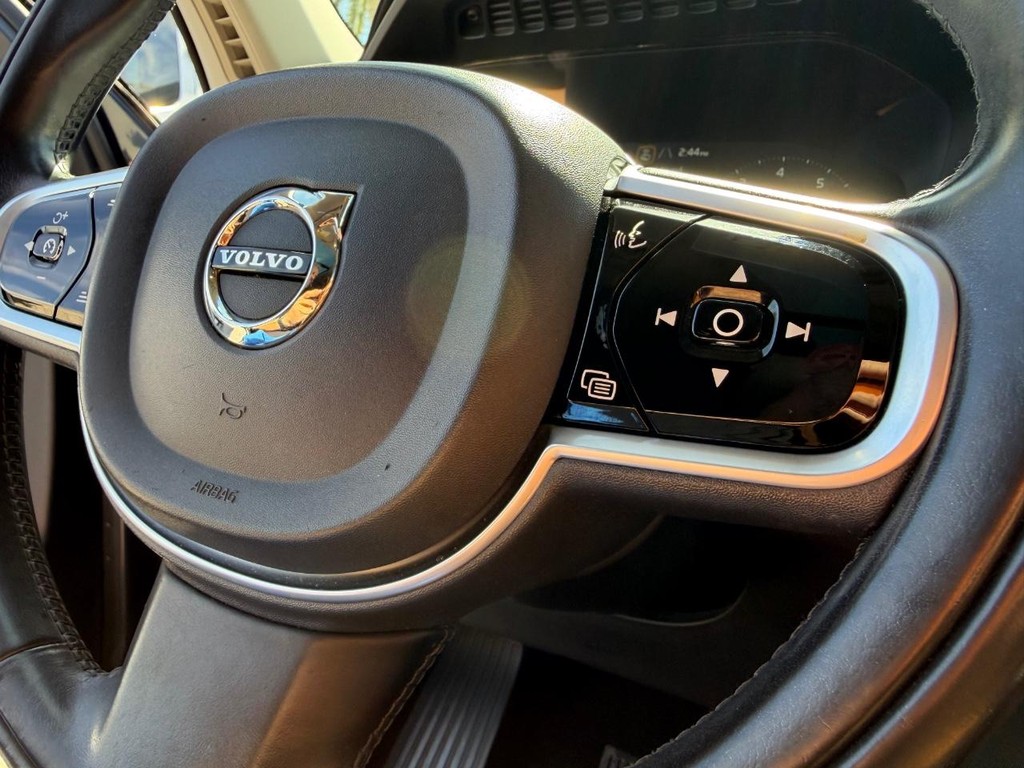 Volvo XC90 Vehicle Full-screen Gallery Image 30