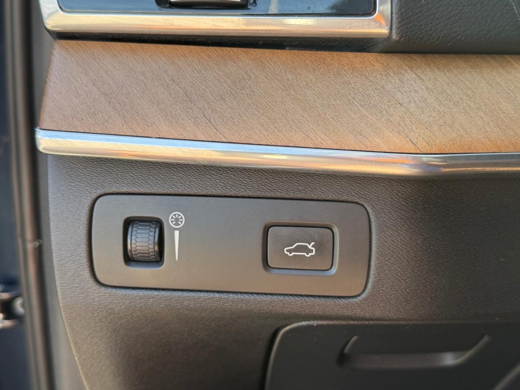 Volvo XC90 Vehicle Full-screen Gallery Image 33