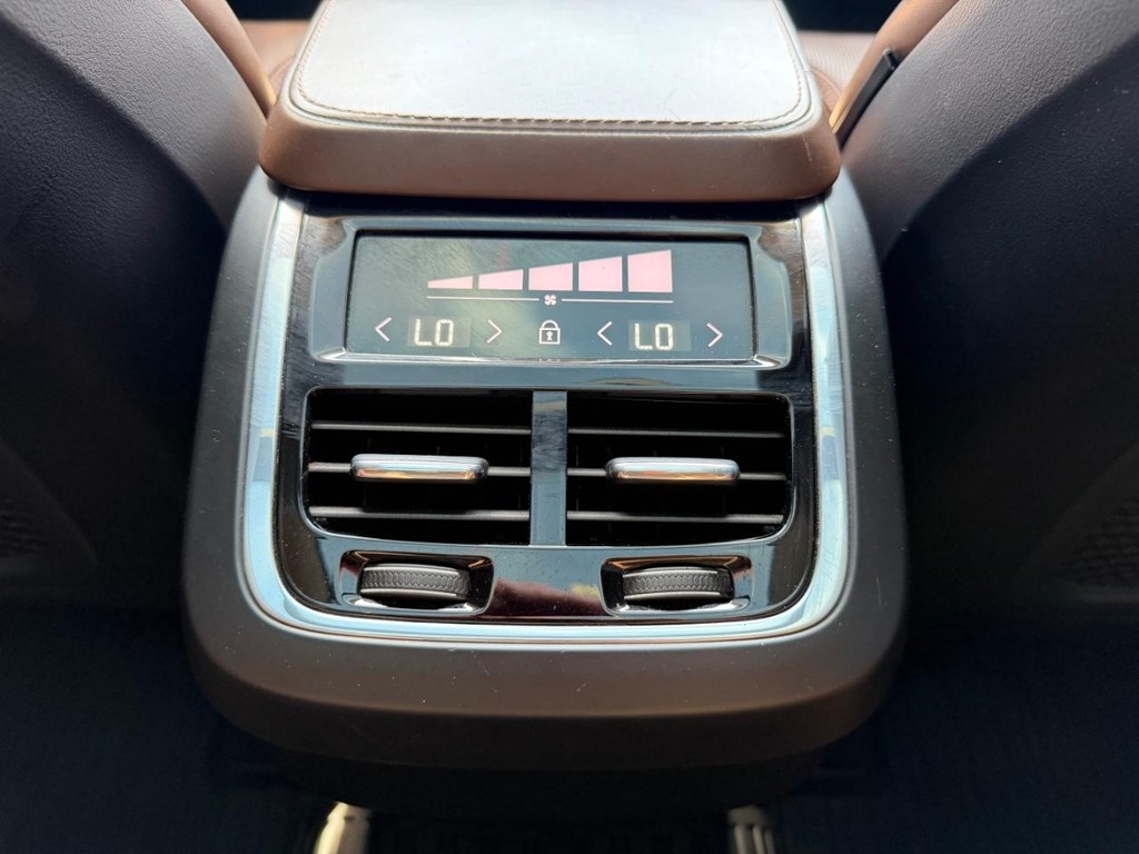 Volvo XC90 Vehicle Full-screen Gallery Image 38