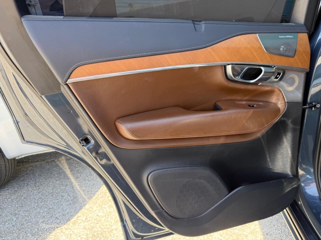 Volvo XC90 Vehicle Full-screen Gallery Image 39