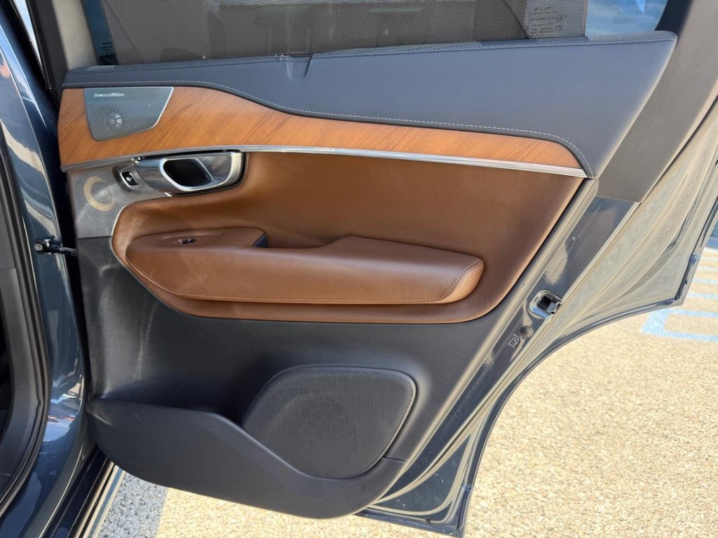 Volvo XC90 Vehicle Full-screen Gallery Image 42