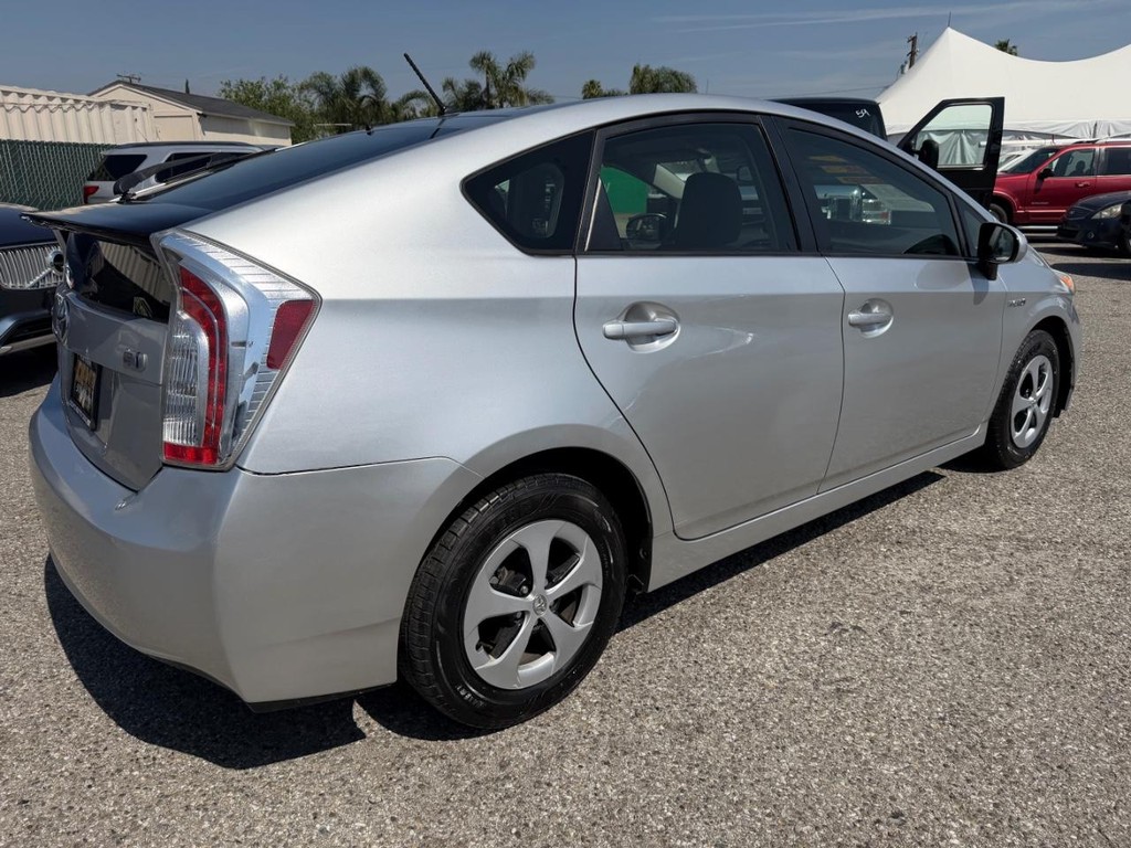 Toyota Prius Vehicle Full-screen Gallery Image 06