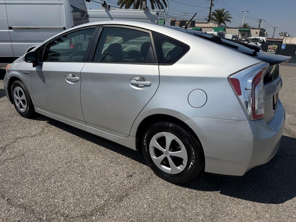 Toyota Prius Vehicle Full-screen Gallery Image 09