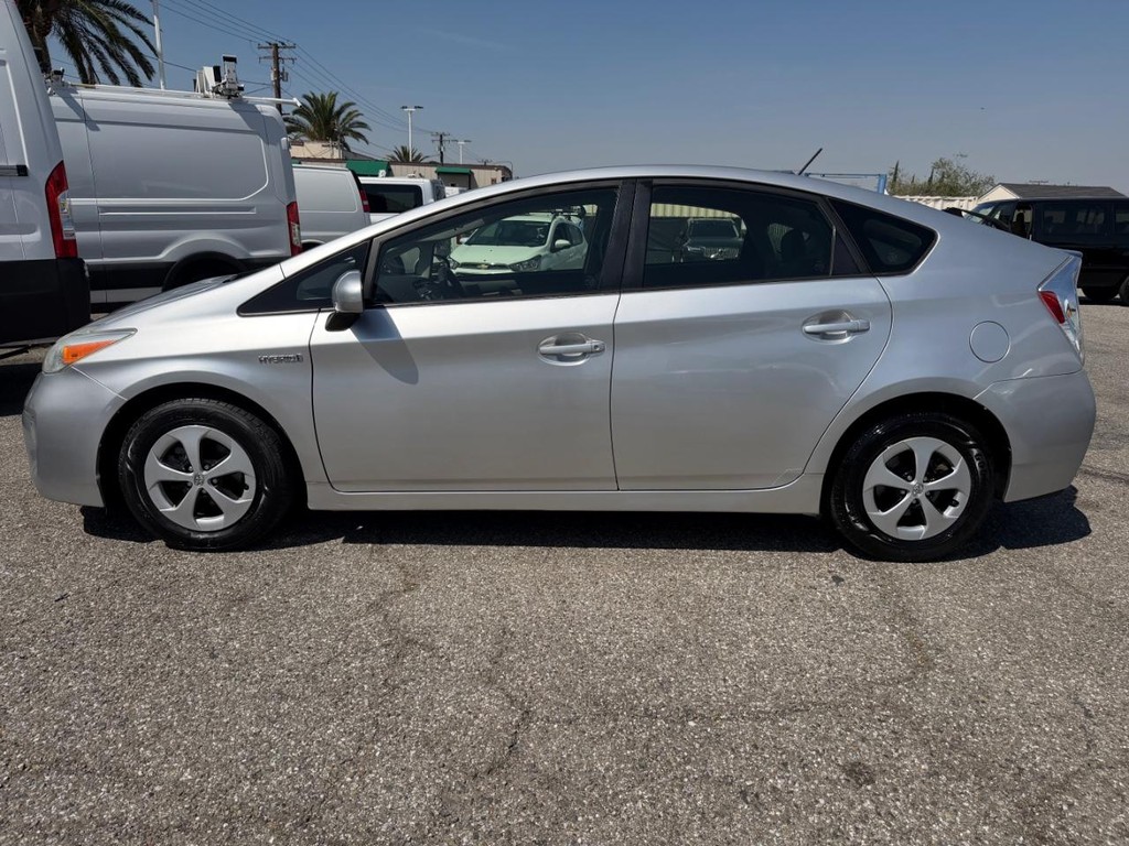 Toyota Prius Vehicle Full-screen Gallery Image 11