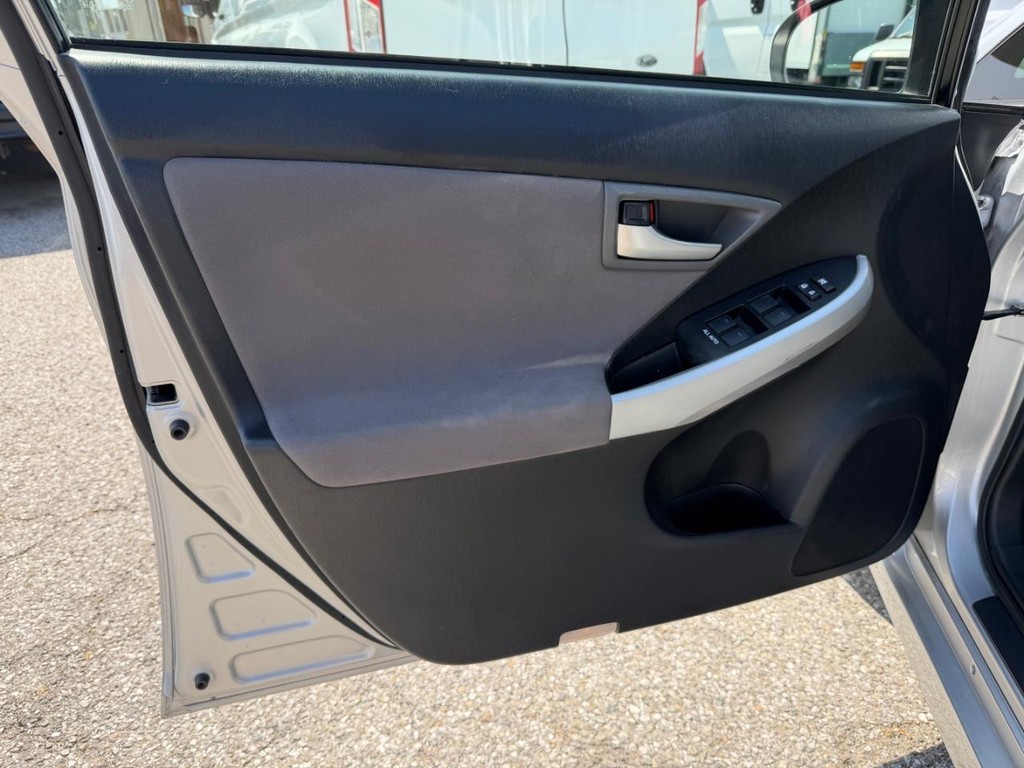 Toyota Prius Vehicle Full-screen Gallery Image 15