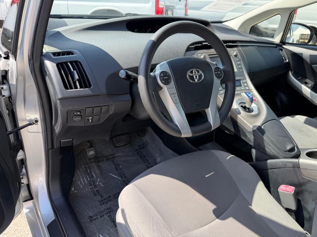 Toyota Prius Vehicle Full-screen Gallery Image 16