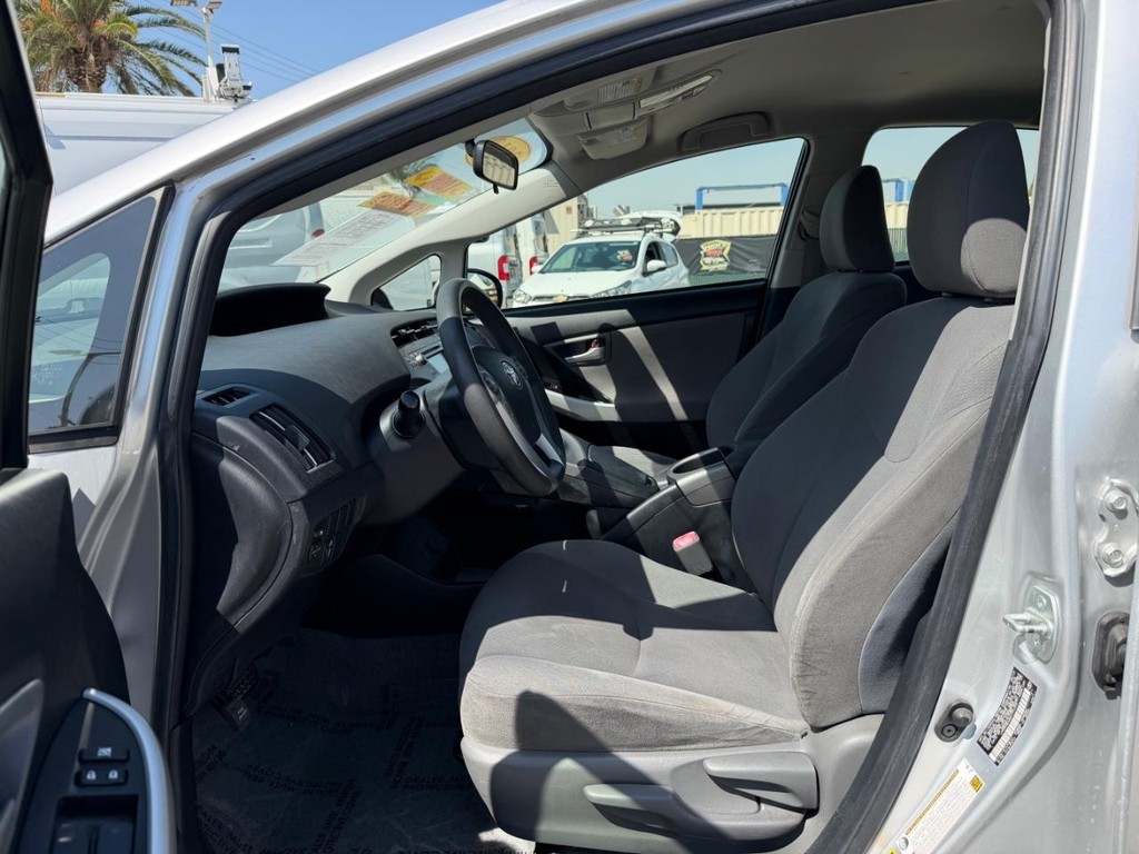 Toyota Prius Vehicle Full-screen Gallery Image 17