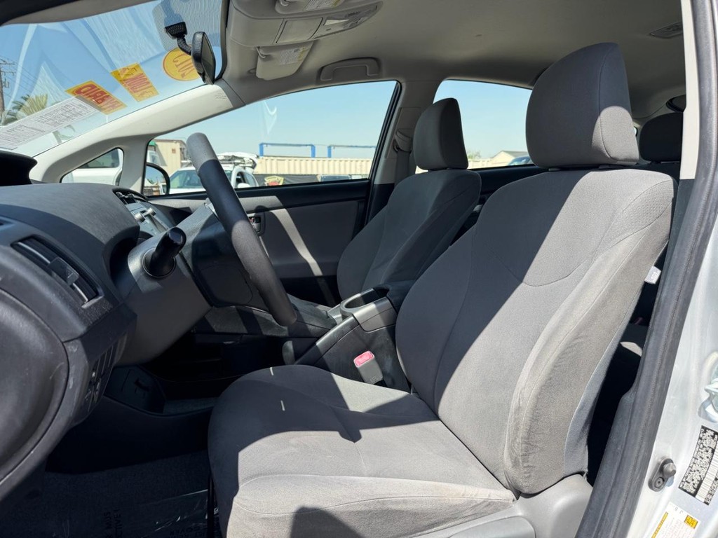 Toyota Prius Vehicle Full-screen Gallery Image 18