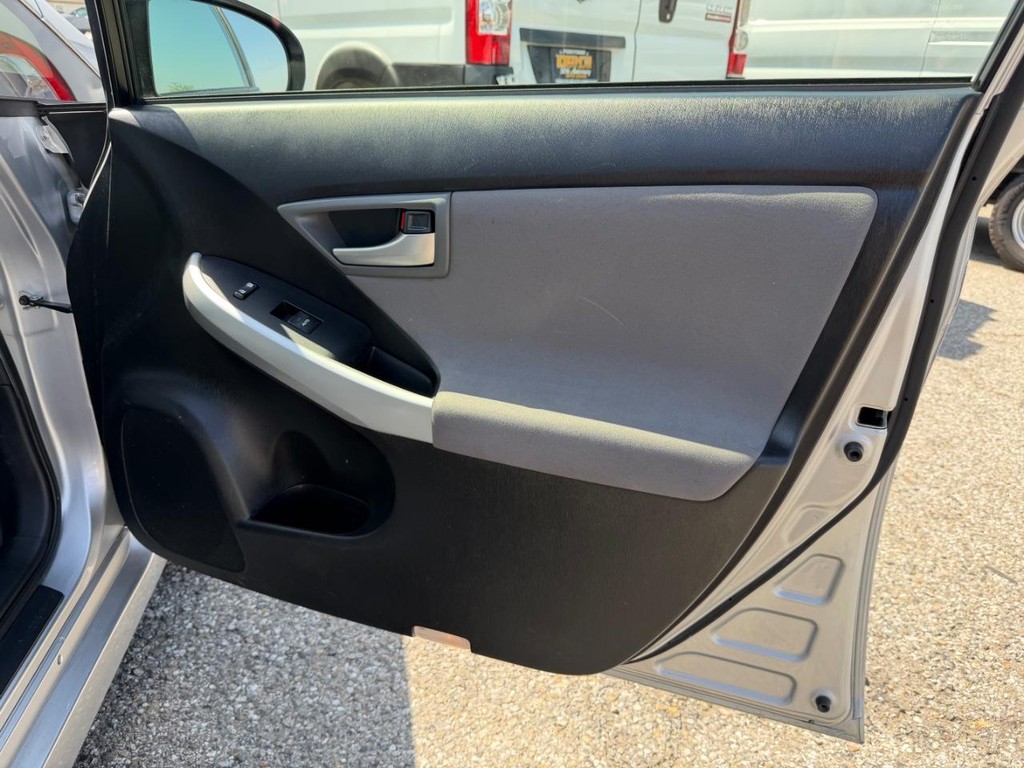 Toyota Prius Vehicle Full-screen Gallery Image 19