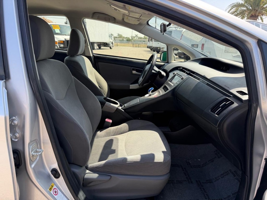 Toyota Prius Vehicle Full-screen Gallery Image 21