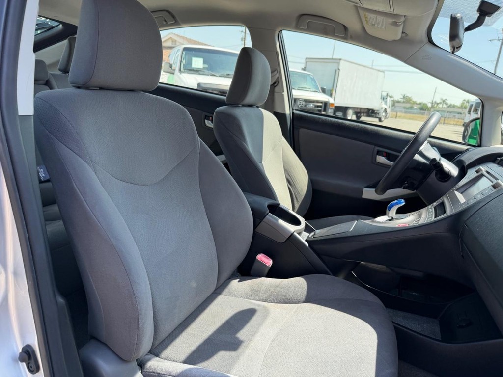 Toyota Prius Vehicle Full-screen Gallery Image 22