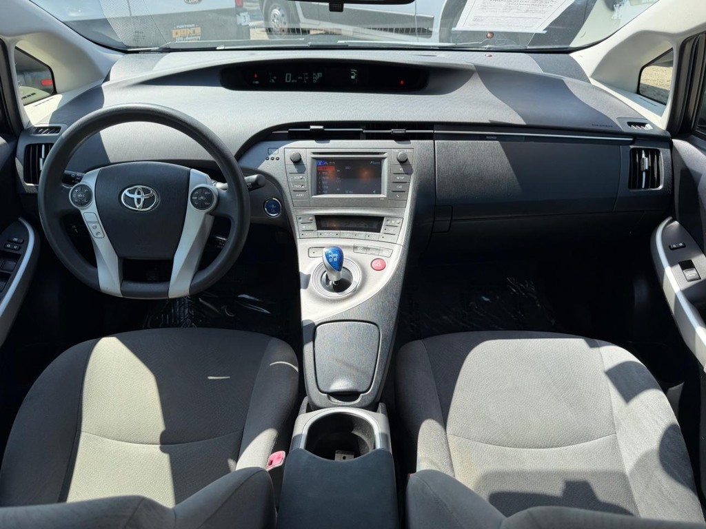 Toyota Prius Vehicle Full-screen Gallery Image 23