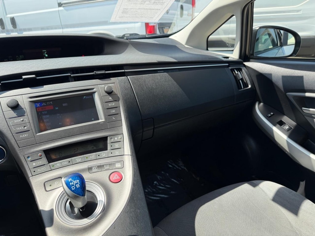 Toyota Prius Vehicle Full-screen Gallery Image 26