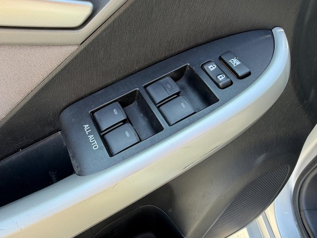 Toyota Prius Vehicle Full-screen Gallery Image 30