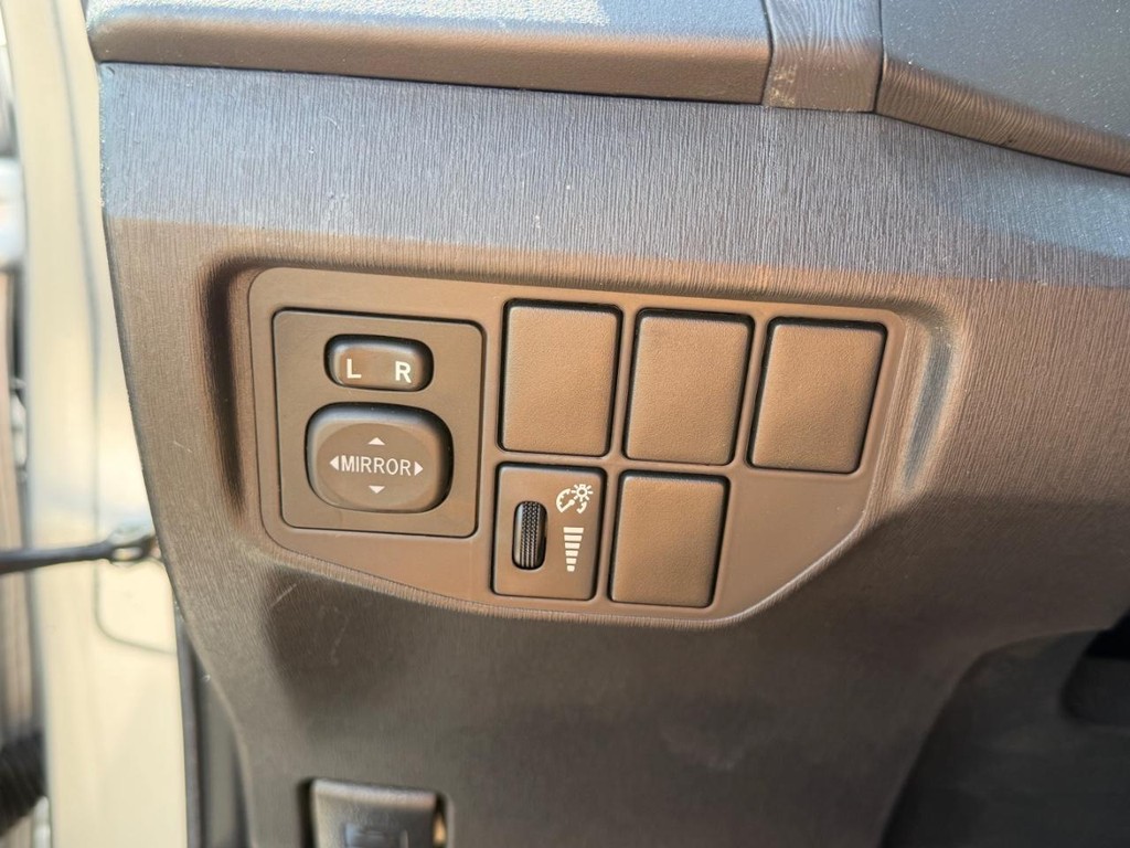 Toyota Prius Vehicle Full-screen Gallery Image 31