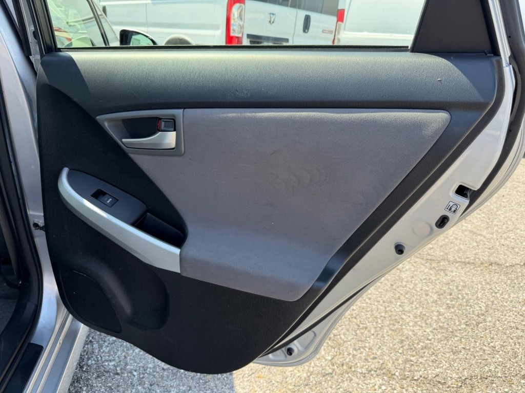 Toyota Prius Vehicle Full-screen Gallery Image 32