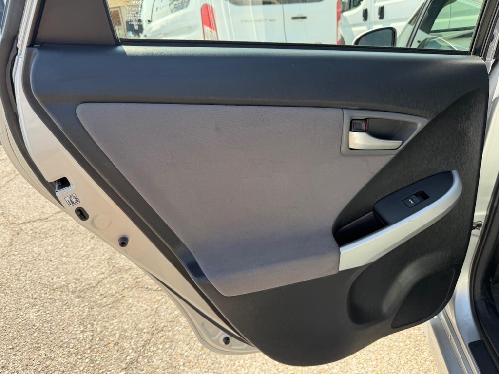 Toyota Prius Vehicle Full-screen Gallery Image 34