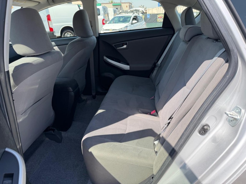 Toyota Prius Vehicle Full-screen Gallery Image 35