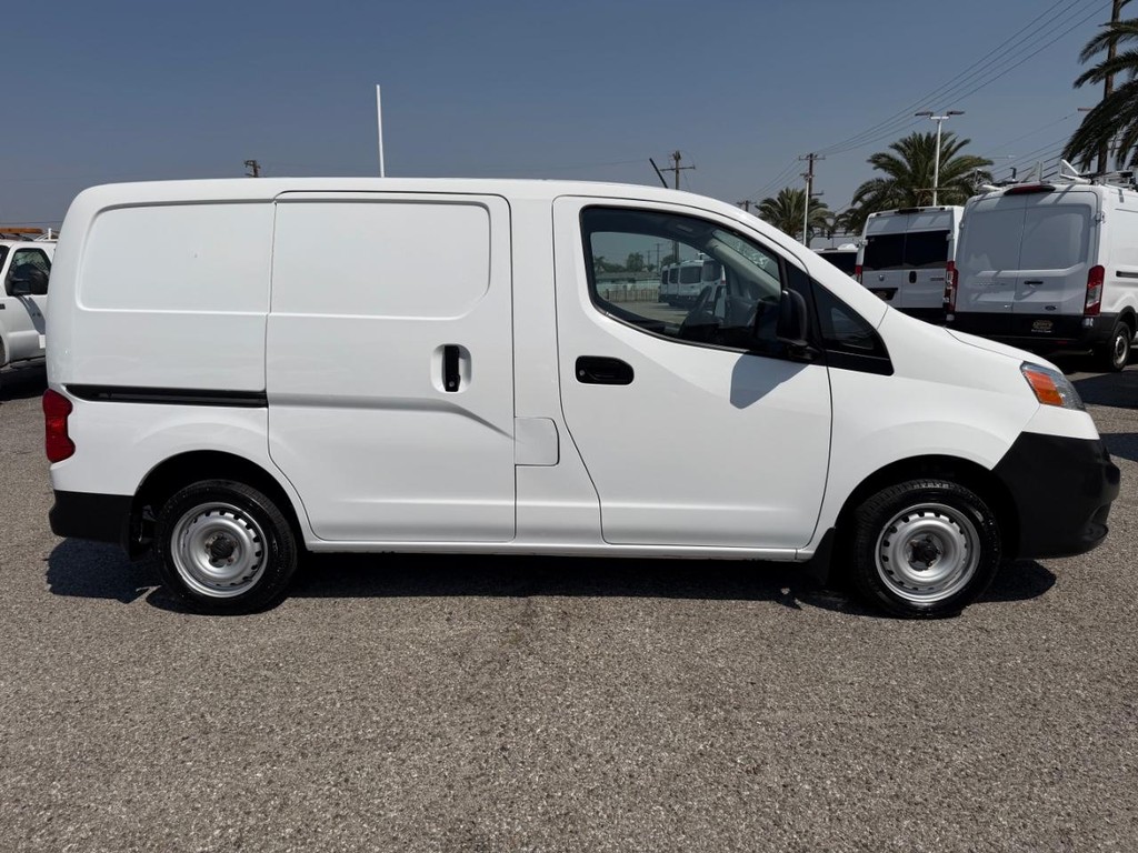 Nissan NV200 Vehicle Full-screen Gallery Image 06