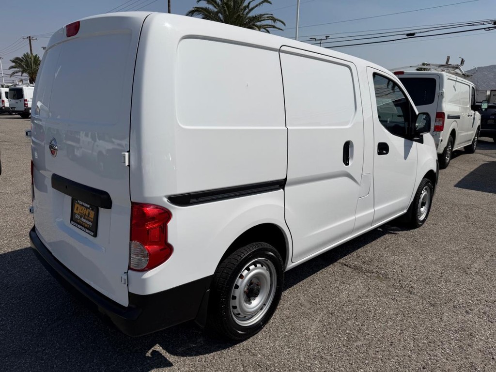Nissan NV200 Vehicle Full-screen Gallery Image 07