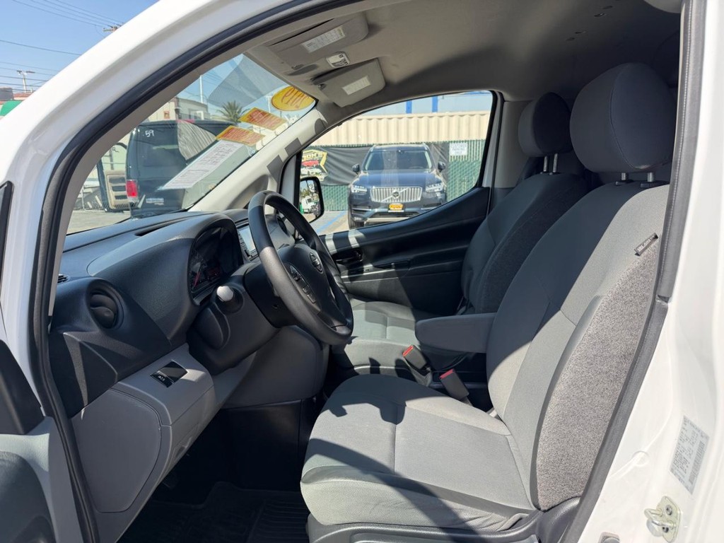 Nissan NV200 Vehicle Full-screen Gallery Image 24