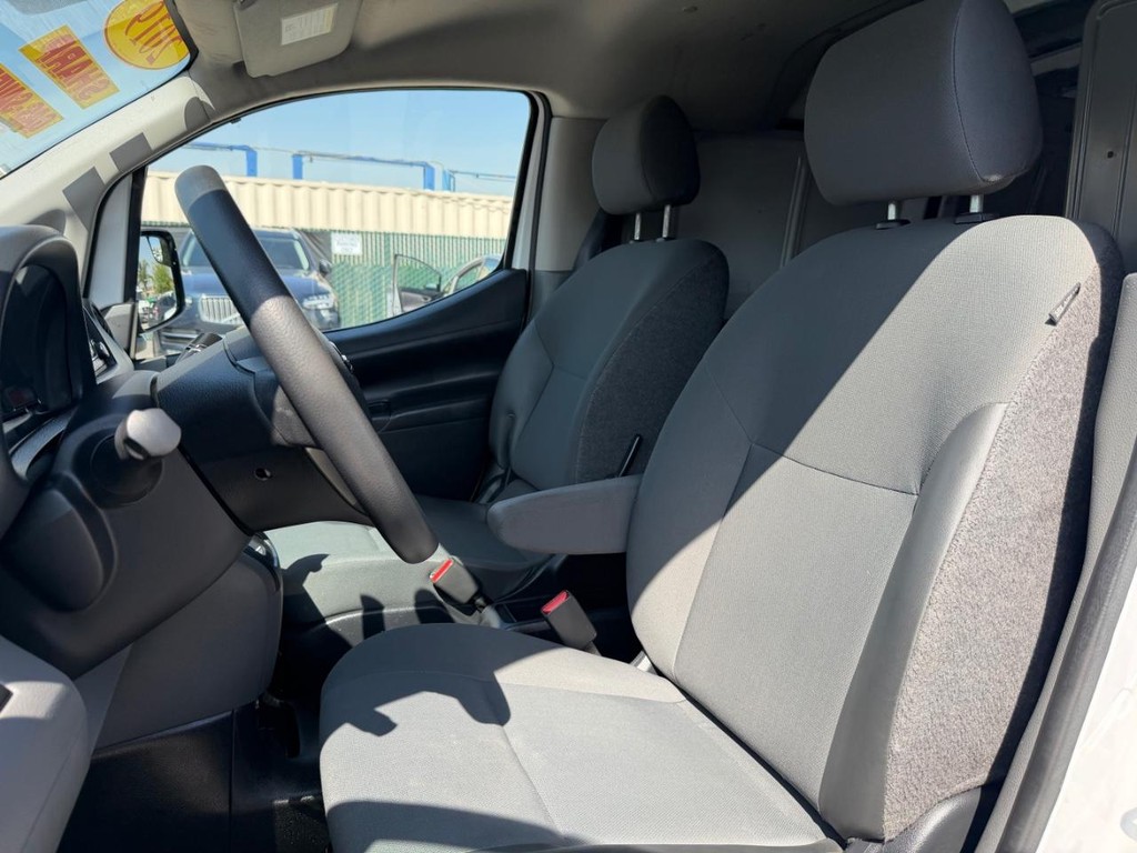 Nissan NV200 Vehicle Full-screen Gallery Image 25