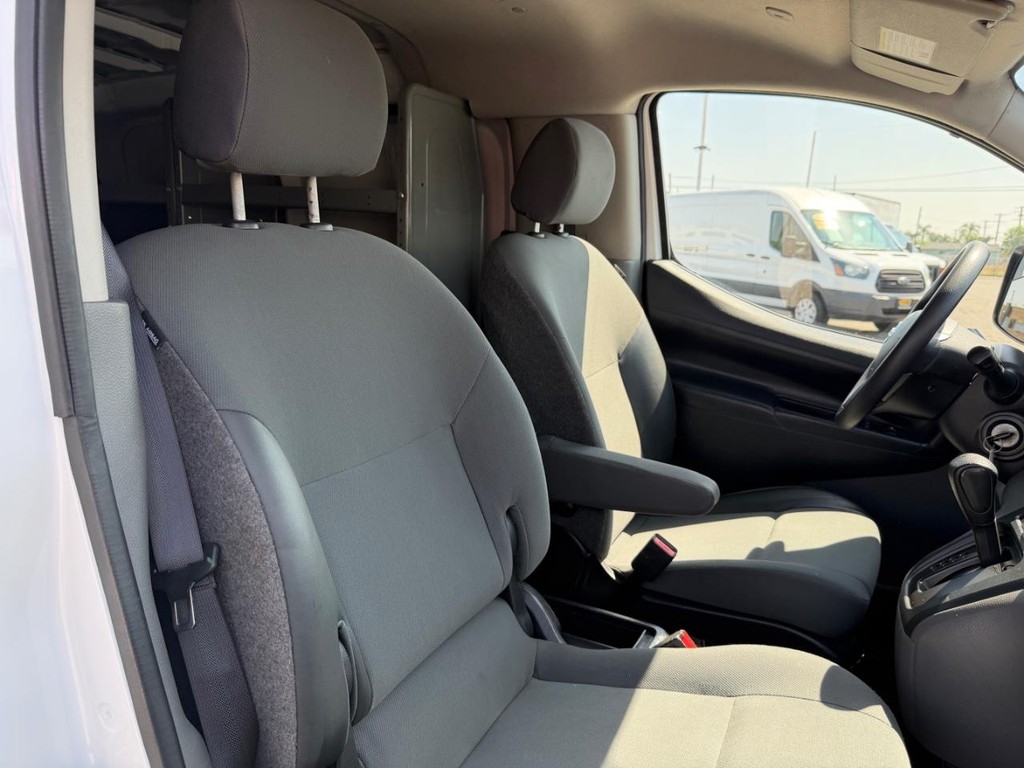 Nissan NV200 Vehicle Full-screen Gallery Image 29