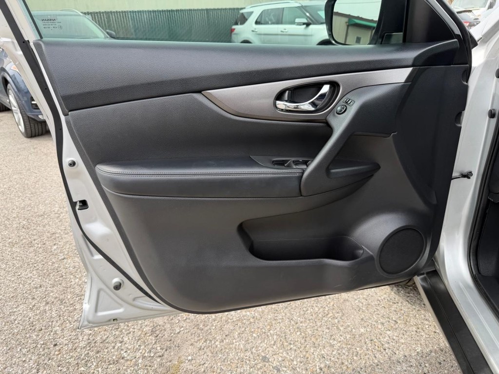 Nissan Rogue Vehicle Full-screen Gallery Image 15