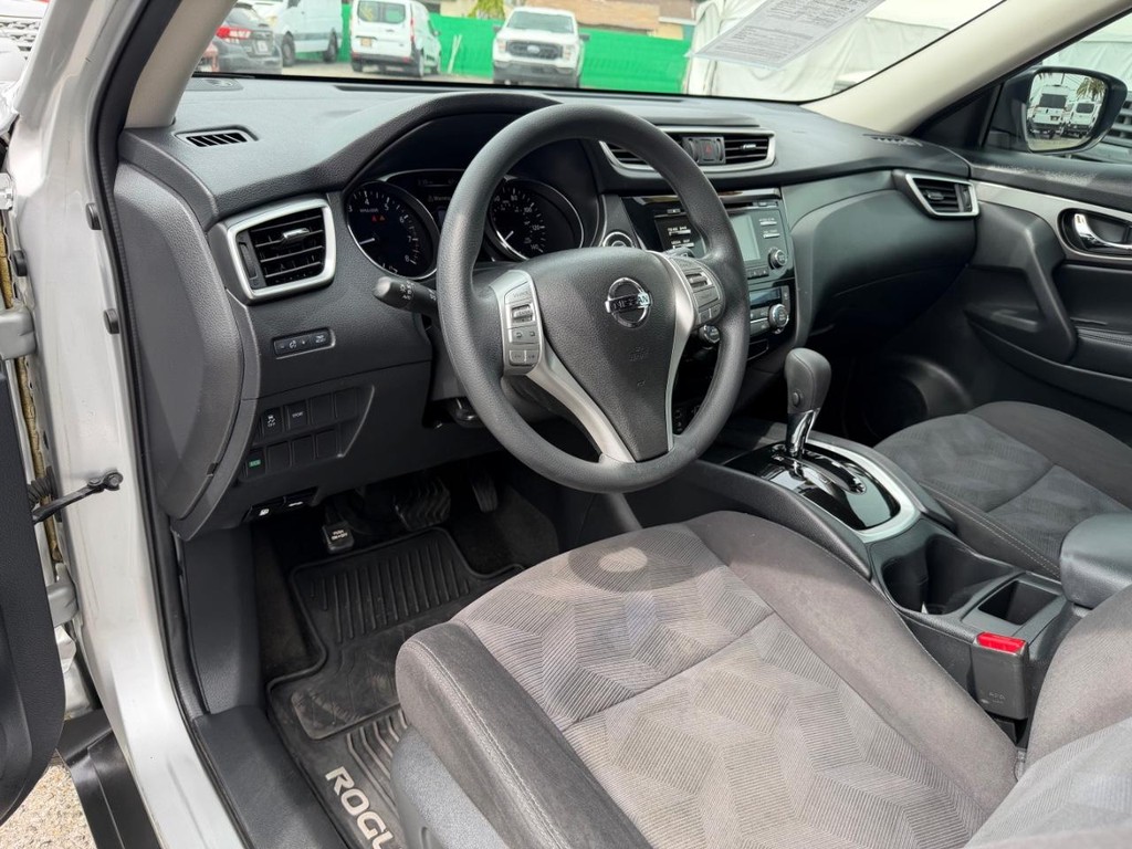 Nissan Rogue Vehicle Full-screen Gallery Image 16