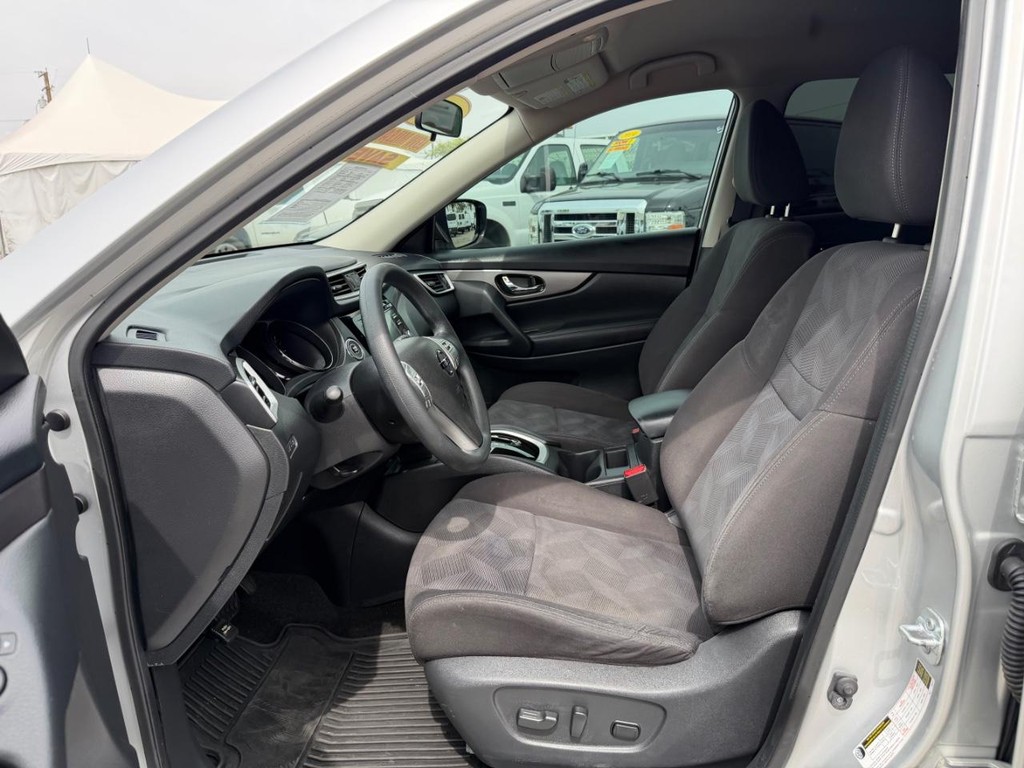 Nissan Rogue Vehicle Full-screen Gallery Image 17