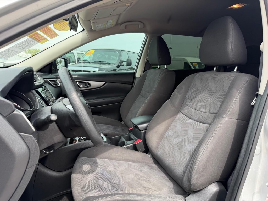 Nissan Rogue Vehicle Full-screen Gallery Image 18