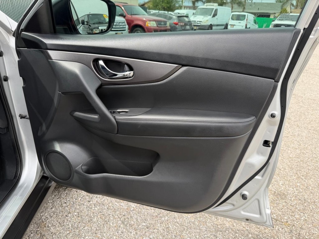 Nissan Rogue Vehicle Full-screen Gallery Image 19