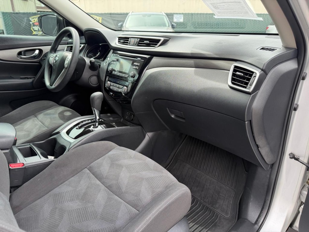 Nissan Rogue Vehicle Full-screen Gallery Image 20