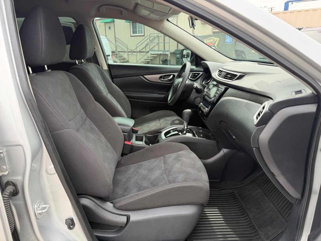 Nissan Rogue Vehicle Full-screen Gallery Image 21