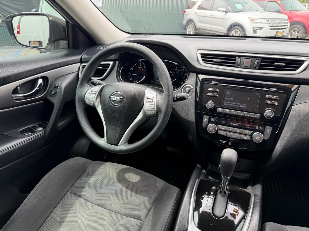 Nissan Rogue Vehicle Full-screen Gallery Image 24