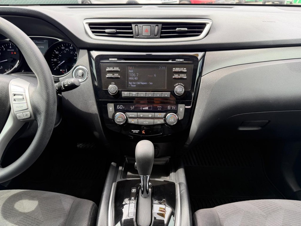 Nissan Rogue Vehicle Full-screen Gallery Image 25