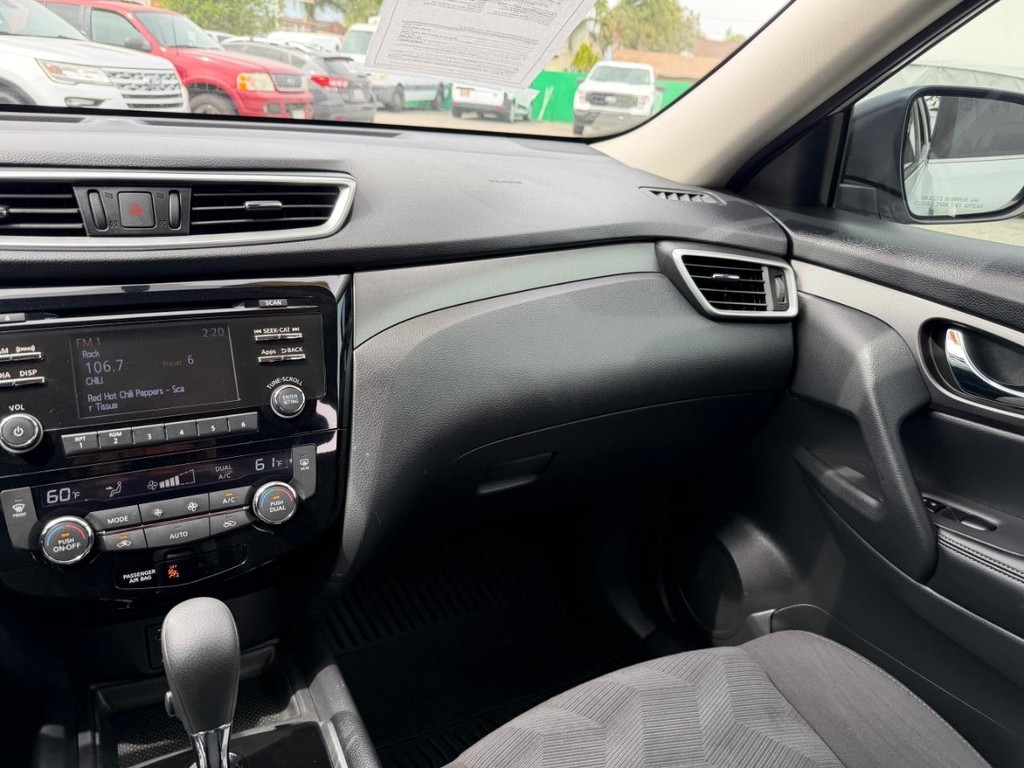 Nissan Rogue Vehicle Full-screen Gallery Image 26