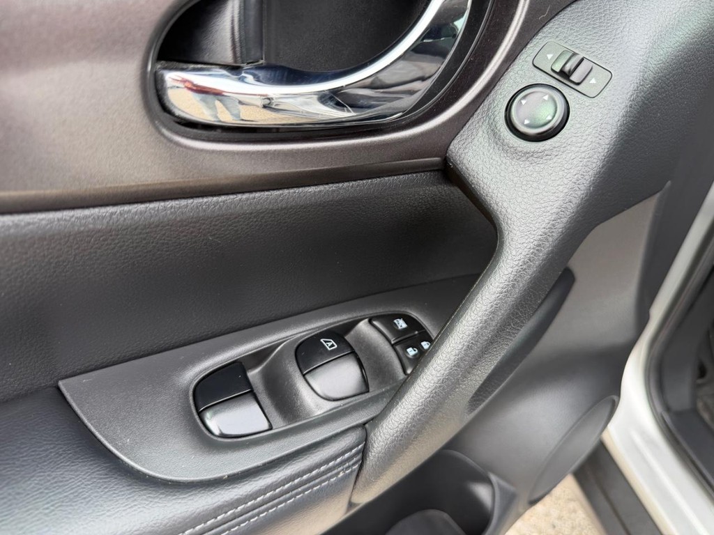 Nissan Rogue Vehicle Full-screen Gallery Image 31