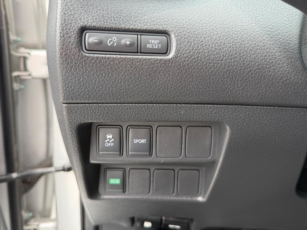 Nissan Rogue Vehicle Full-screen Gallery Image 32