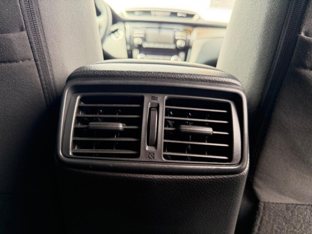 Nissan Rogue Vehicle Full-screen Gallery Image 35