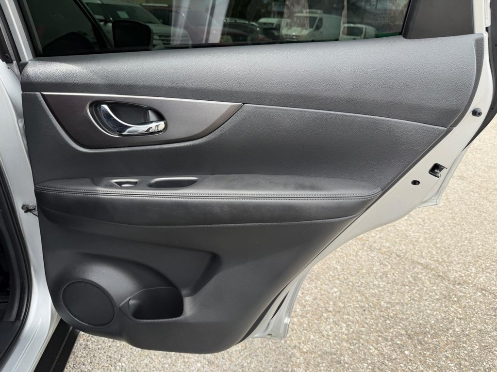 Nissan Rogue Vehicle Full-screen Gallery Image 36