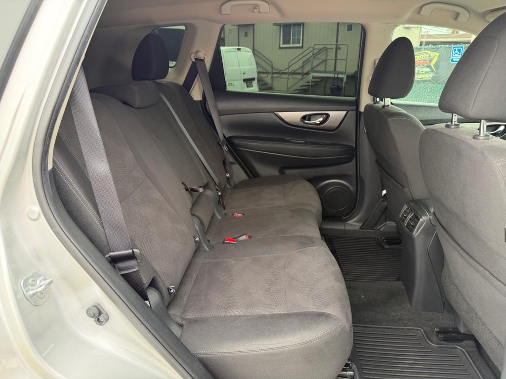 Nissan Rogue Vehicle Full-screen Gallery Image 37