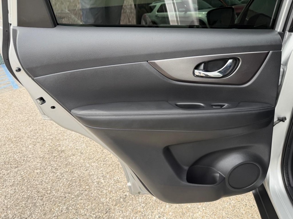 Nissan Rogue Vehicle Full-screen Gallery Image 38