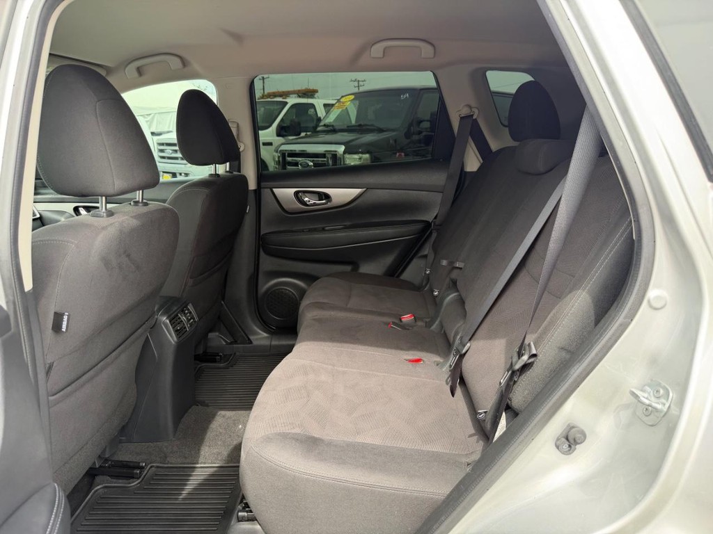 Nissan Rogue Vehicle Full-screen Gallery Image 39