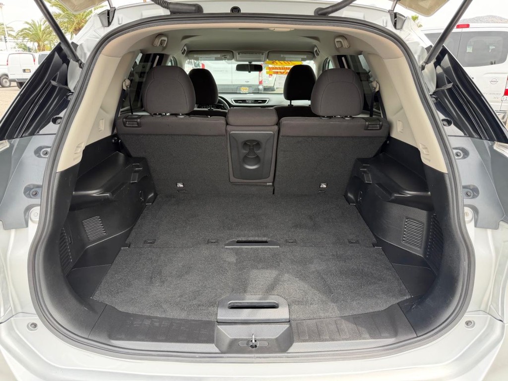 Nissan Rogue Vehicle Full-screen Gallery Image 41